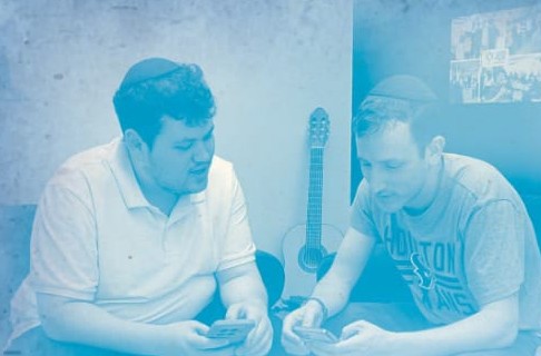 שני בחורים לומדים יחד בחברותא בבית המדרש